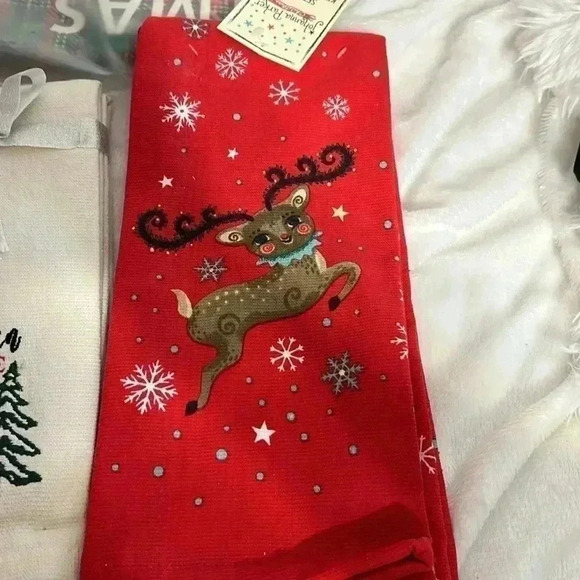 Set of 4 18x18‎ decorative pillow covers and 2 sets of two hand towels.bundle - Picture 13 of 14